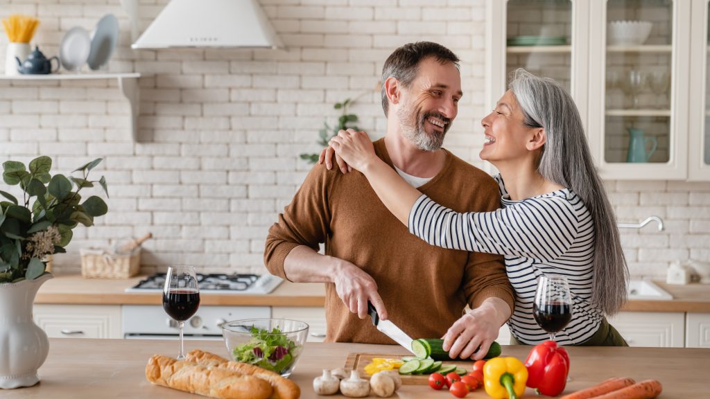 Pareja cocinando